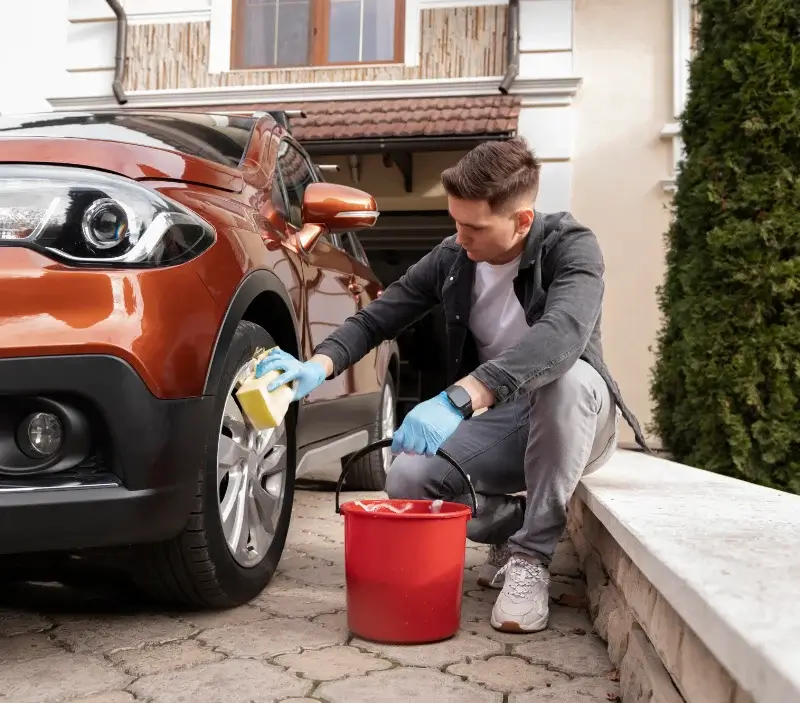 Lavage auto à domicile Treteau : professionnel intervenant sur un véhicule